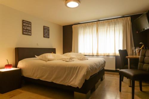 Een bed of bedden in een kamer bij Hotel Pracha