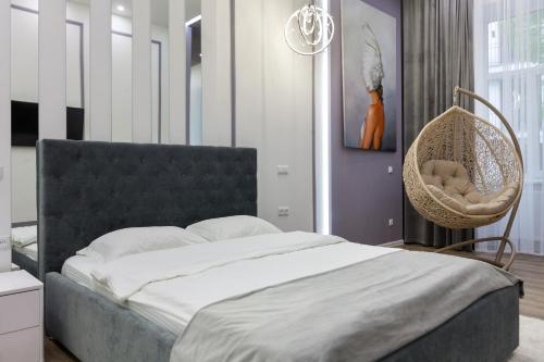 Кровать или кровати в номере Royal Art-apartment on Chaikovskogo 26