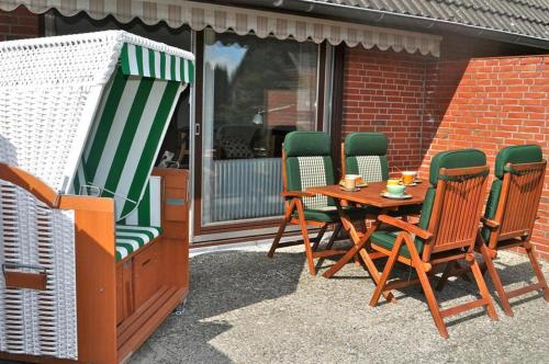 a table and chairs sitting on a patio at Juteshus in Tating