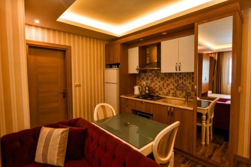 a living room with a couch and a kitchen at ŞERAH APART otel in Uzungöl