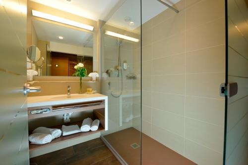 a bathroom with a shower and a sink at DAS VIER Sport,- und Wellnesshotel in Sankt Leonhard im Pitztal