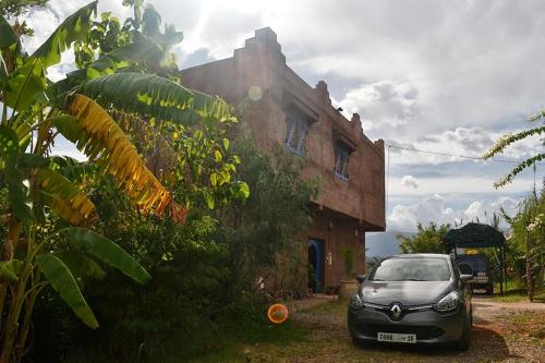 a small car parked in front of a house at Villa Paradise in Aghmat