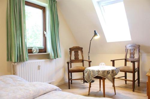 a bedroom with a bed and a table and chairs at Ferienwohnung Oosting in Sankt Peter-Ording