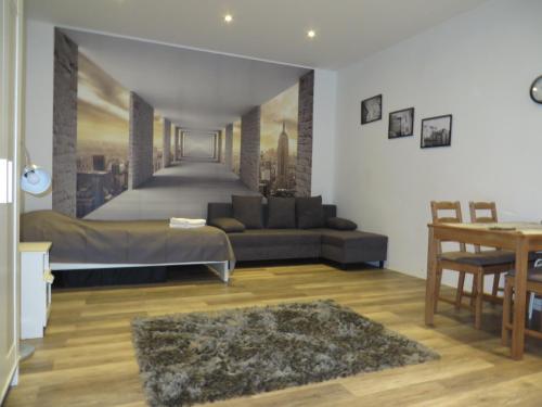 uma sala de estar com um sofá e uma mesa em Stay99 Apart em Poznań