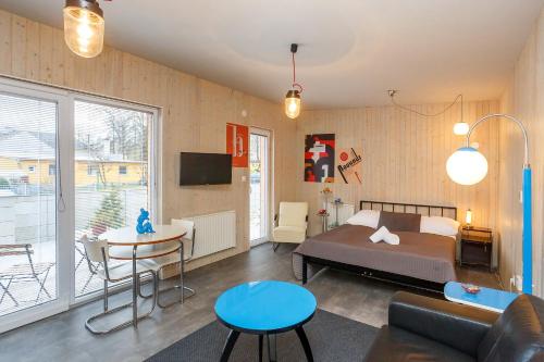 スヴィタヴィにあるApartmány Kopackaのベッドルーム1室(ベッド1台付)、リビングルームが備わります。
