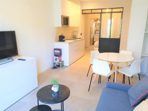 un salon avec un canapé et une table dans l'établissement BAIE DES ANGES 2P 304, à Nice