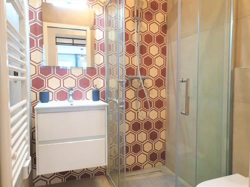 une salle de bain avec douche et lavabo dans l'établissement BAIE DES ANGES 2P 304, à Nice