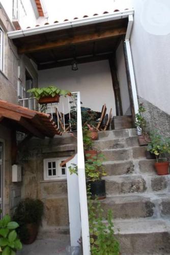 a set of stairs leading up to a building at A Casinha do Beco in Gouveia