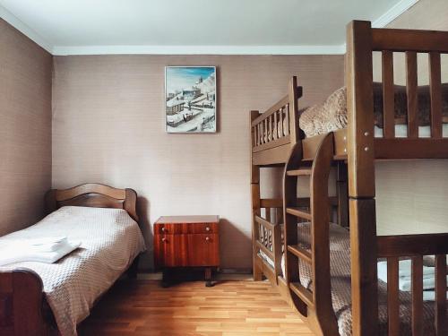 sypialnia z 2 łóżkami piętrowymi i drabiną w obiekcie Guesthouse TTT w mieście Tbilisi City
