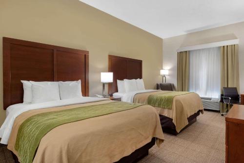 Tempat tidur dalam kamar di Comfort Inn & Suites Port Arthur-Port Neches