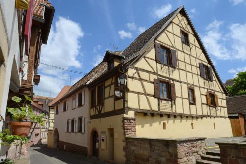 un vieux bâtiment dans une ville avec une rue dans l'établissement RIBEAUVILLE city center - Gîte des Ménétriers, LE RIESLING -, à Ribeauvillé