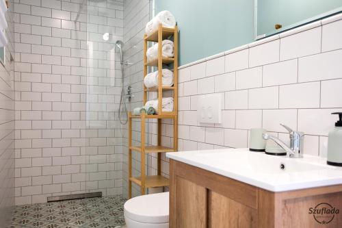 Szuflada Apartamenty في أوغستوف: حمام به مرحاض أبيض ومغسلة
