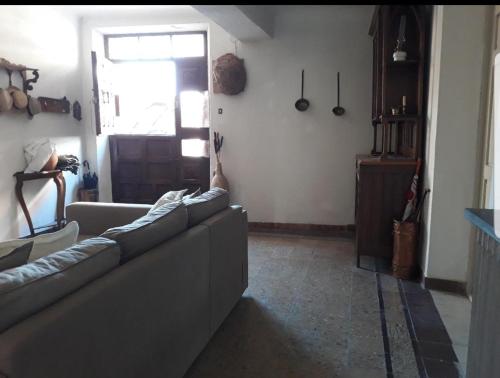 Posezení v ubytování La Nava, casa de pueblo con patio y calefacción con chimenea