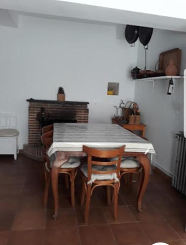Fotografie z fotogalerie ubytování La Nava, casa de pueblo con patio y calefacción con chimenea v destinaci Nava de la Asunción