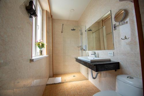 uma casa de banho com um lavatório e um WC em Rayan Hotel em Osh