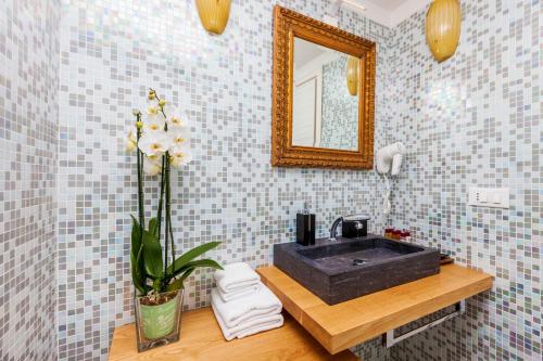 a bathroom with a sink and a mirror at Residenza Vescovado in Vicenza