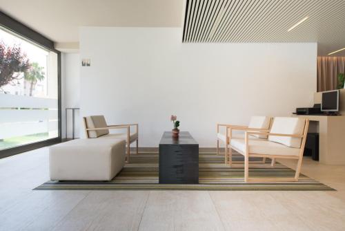 Uma área de estar em Atenea Park Suites & Apartments