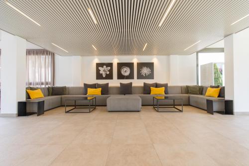 Uma área de estar em Atenea Park Suites & Apartments