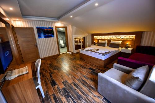 a large room with a bed and a couch at ŞERAH APART otel in Uzungöl
