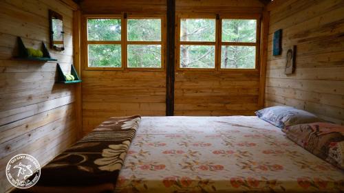 Postel nebo postele na pokoji v ubytování Eco Camp Drno Brdo