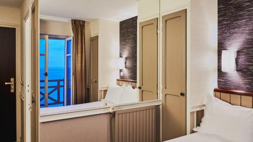a hotel room with a view of the ocean at Hôtel Le Beaufort in Saint Malo