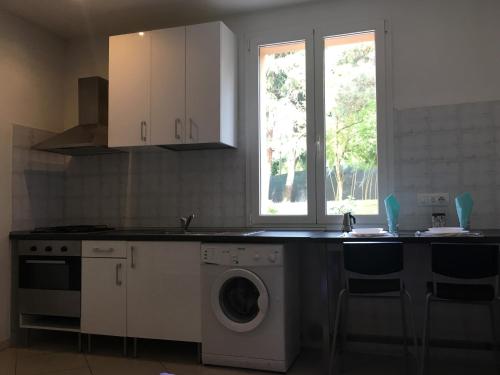 a kitchen with a sink and a washing machine at Tra S.Orsola e Fiera in Bologna