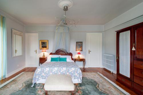 sypialnia z łóżkiem, dwoma stołami i dwoma lampami w obiekcie Casa Rural Mailan w mieście Orio
