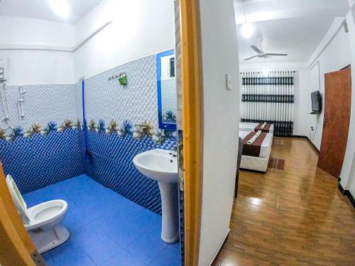 ein Bad mit einem WC und einem Waschbecken in der Unterkunft Lion Resort in Polonnaruwa