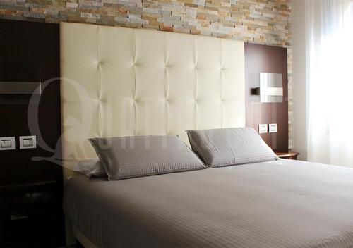 Säng eller sängar i ett rum på Quattro Gatti Rooms&Suite