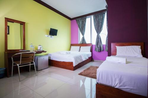 Säng eller sängar i ett rum på Saujana City Hotel