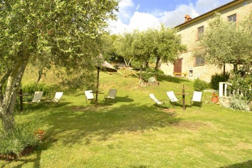 um grupo de cadeiras sentadas num quintal em Fattoria Il Poggio em San Feliciano