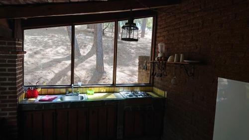 Kuchyň nebo kuchyňský kout v ubytování Cabañas Tapalpa Sierra del Tecuan, Cabaña Conejo
