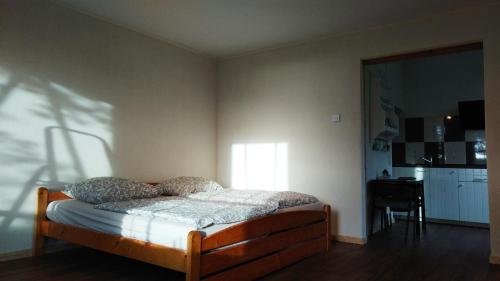 ein Schlafzimmer mit einem Bett in einem Zimmer in der Unterkunft Marschperle in Neuendorf-Sachsenbande