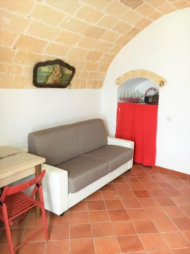 a living room with a couch and a table at Patanella Wine in Spinazzola