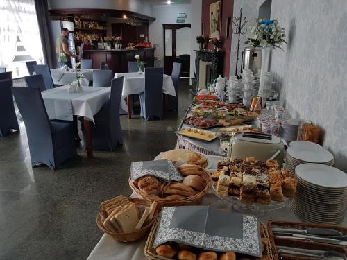 Makanan di atau berdekatan hotel