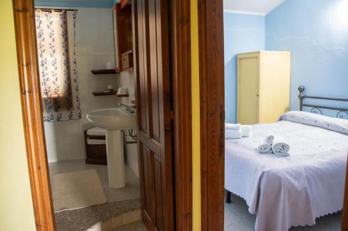 Cette petite chambre comprend un lit et un lavabo. dans l'établissement B&B IL GIARDINO, à Arbus