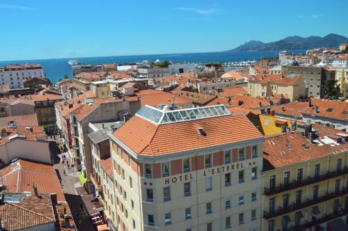 une vue aérienne sur une ville avec des bâtiments dans l'établissement L'Esterel, à Cannes