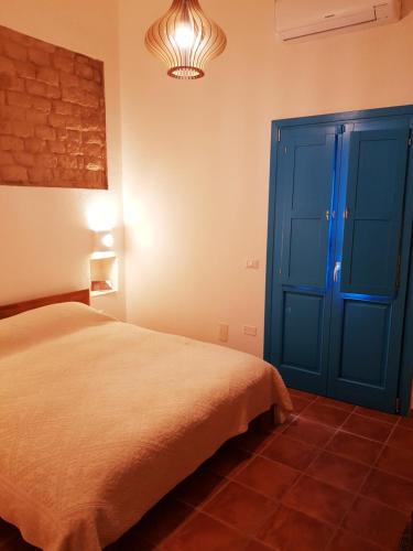 モンセッラートにあるB&b-Le Rondiniのベッドルーム1室(ベッド1台、青いドア付)