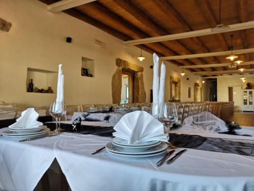 En restaurant eller et spisested på Is Perdas Rural Retreat & Spa