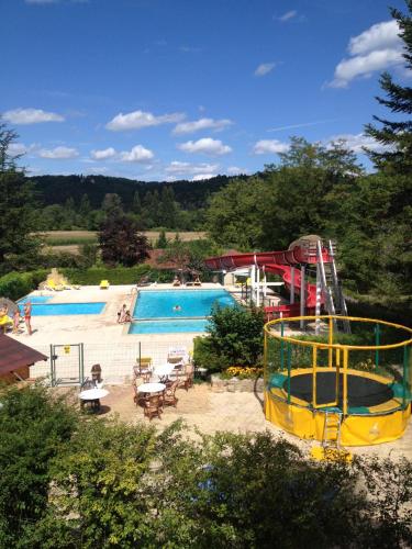 une grande piscine avec un parc aquatique dans l'établissement Camping Le Céou, à Saint-Cybranet
