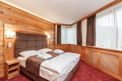 Säng eller sängar i ett rum på Baron SPA Hotel - Museum Yaremche