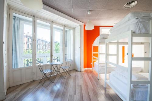马德里Safestay Madrid Central的一间卧室设有两张双层床和一张桌子