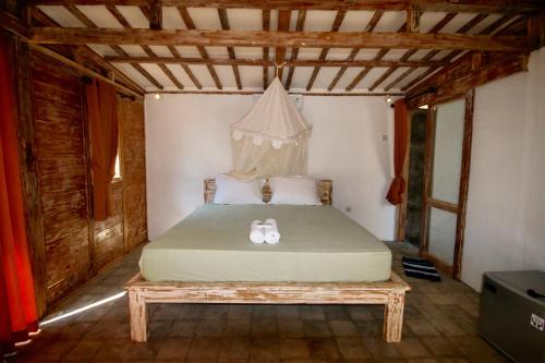 a bedroom with a bed in a room at Mimpi Bungalow in Gili Meno