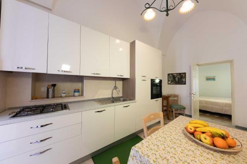 Una cocina o kitchenette en Casa vacanza La Stradella