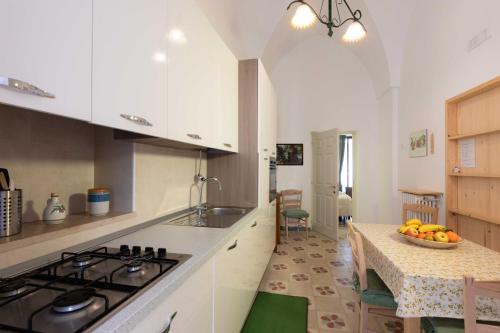 Una cocina o kitchenette en Casa vacanza La Stradella