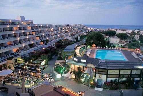 - une vue de tête sur un hôtel avec une piscine dans l'établissement Studio DIAMANT naturiste, au Cap d'Agde