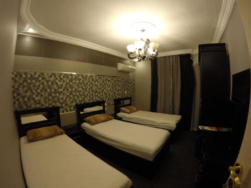 En eller flere senge i et værelse på Al Hamed for Furnished Apartments