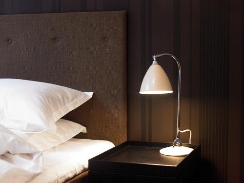 Una cama o camas en una habitación de First Hotel Grand