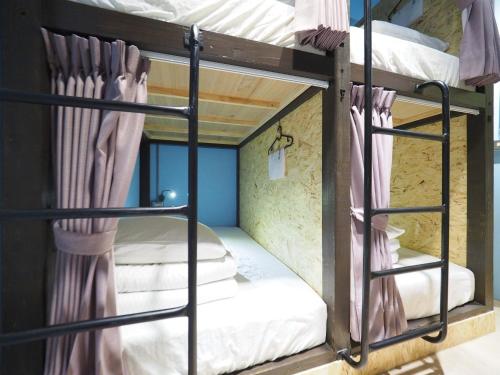 מיטה או מיטות קומותיים בחדר ב-Deer Park Hostel