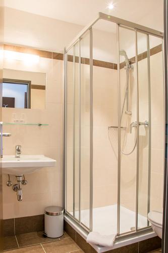 a bathroom with a shower and a sink at Pension Schizentrum Grosseck - Speiereck in Mauterndorf